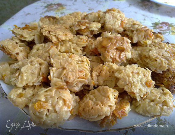 Подождать, чтобы масса немного остыла, но не стала совсем холодной и  вырезать круглые или квадратные (по желанию) флорентины.