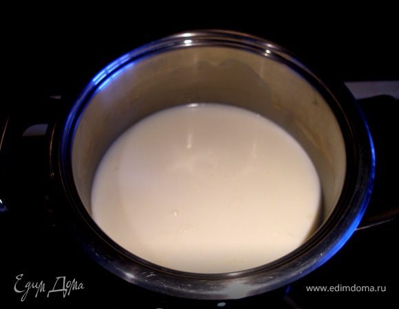 Молоко довести до кипения. 