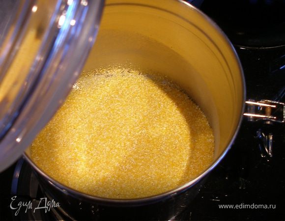 Тоненькой струйкой всыпать кукурузную крупу, постоянно помешивая. 