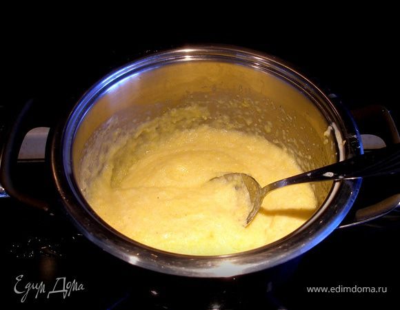 Не прекращая помешивать, варить до достаточно густого состояния. Все еще помешивая, добавить сметану. Продолжать готовить еще минун 5-7, и помешивать, помешивать...