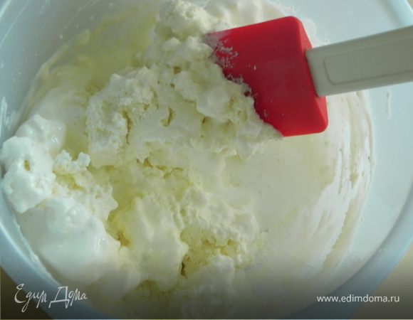 Творог смешиваем с кефиром.