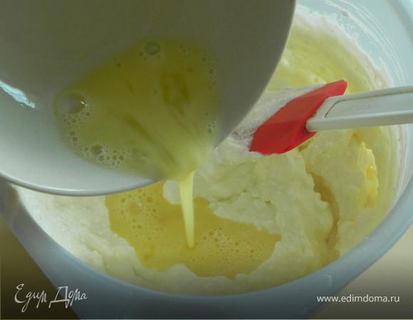 Слегка взбить яйцо и добавить в творог.