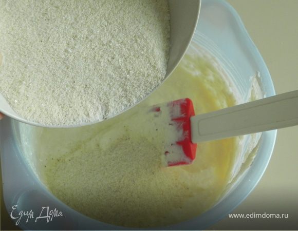 Смешиваем все сухие продукты.Добавляем в творожную смесь.