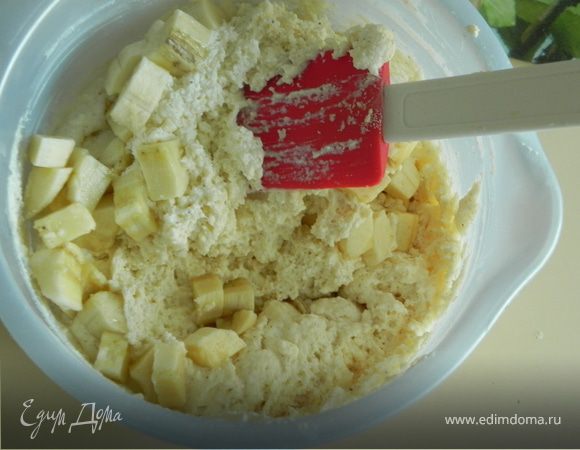 Нарезаем банан и добавляем в приготовленную массу.