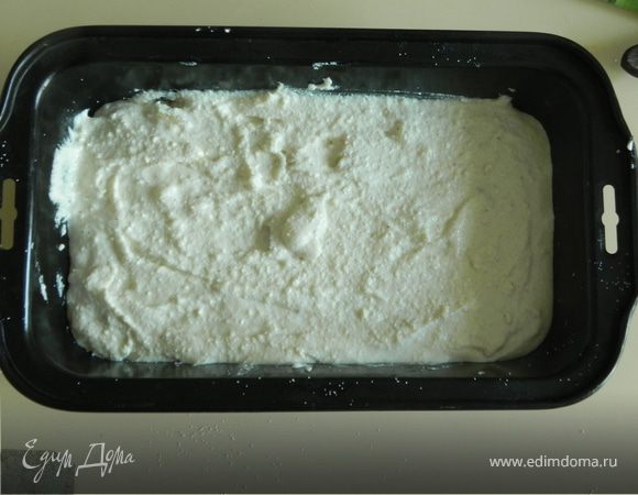 Форму слегка смазываем сливочным маслом.Выливаем нашу смесь.Выпекаем 30 минут при 180С.Подаем со сметаной,вареньем.сгущенкой,кому с чем нравится.