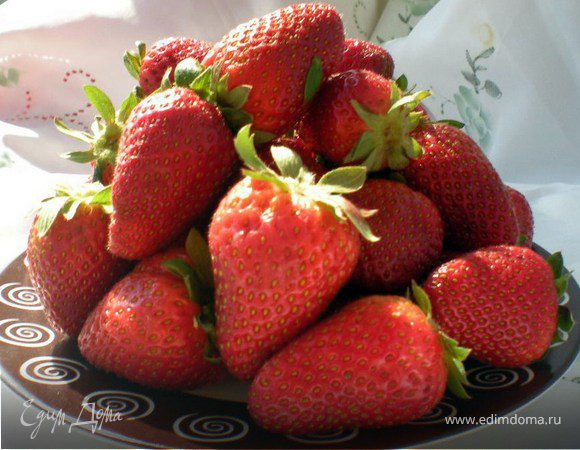 Клубнику и банан взбить по отдельности в блендере.Добавить по столовой ложке мёда.
Выложить в высокие стаканы слоями.
Подавать немедленно!!!