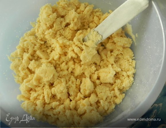 Сделайте в центре углубление,влейте воды,ножом с плоским лезвием смешайте муку с водой до появления комочков,если необходимо добавьте ещё воды.