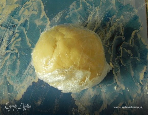 Посыпьте стол мукой,вымесите тесто до эластичного состояния,скатайте в шар.Заверните в пищевую плёнку,поместите в холодильник на 20 мин.