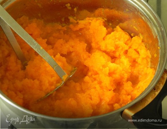 Тыкву отварите до состояния мягкости.Сделайте из неё пюре