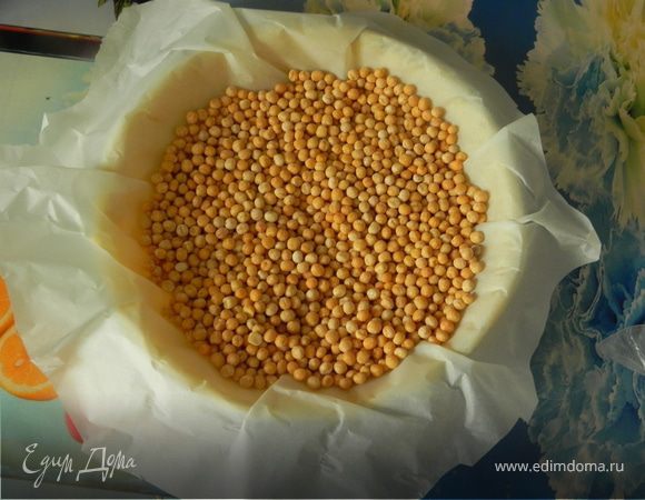 Нагрейте духовку до 180С.Положите на тесто пергамент,насыпьте горох(рис,фасоль) и выпекайте 10 мин.Затем удалите бумагу и поставьте в духовку ещё на 10 мин до появления румяной корочки.