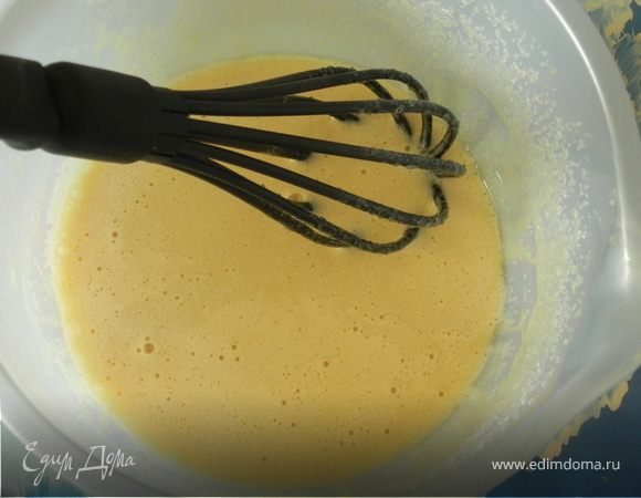 Взбейте яйца с сахаром.