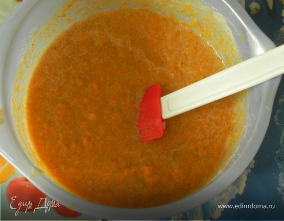 Добавьте тыквенное пюре,сливки,шерри и специи,перемешайте.