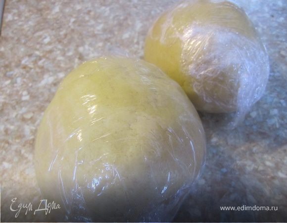 Маргарин перетереть с мукой.
Добавить соду, яйца, вымесить тесто, что бы не прилипало к рукам.
Разделить на две части, замотать в целофан и поставить на минут 30 в морозилку( чем дольше тесто полежит в холоде, тем легче его будет натереть).