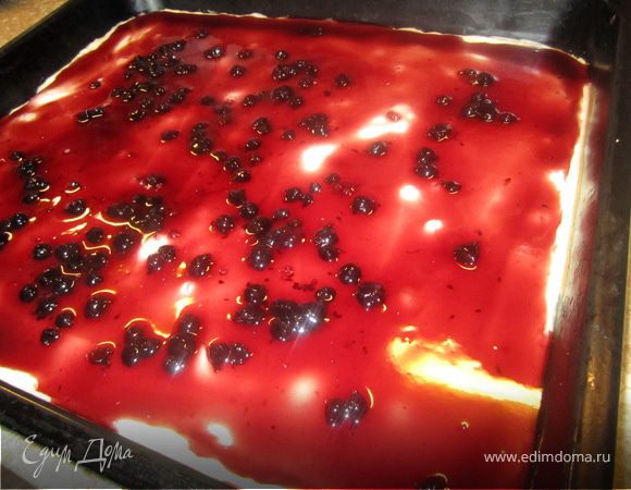 Когда творог схватился, достать из духовки.
Выложить сверху варенье.