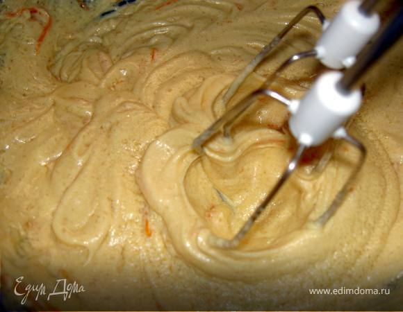 По одному добавляя яйца, хорошо взобьем (осторожно не перебейте)