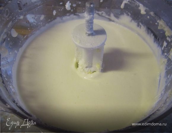 Творог, яйца, сахар взбить в блендере.
Добавить манку, ванилин. Перемешать.