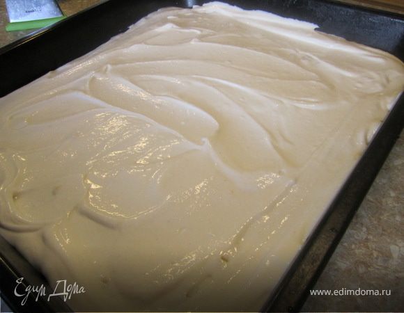 Выложить творог, разровнять.
Поставить в духовку на 10-15 минут, до светло золотого цвета.