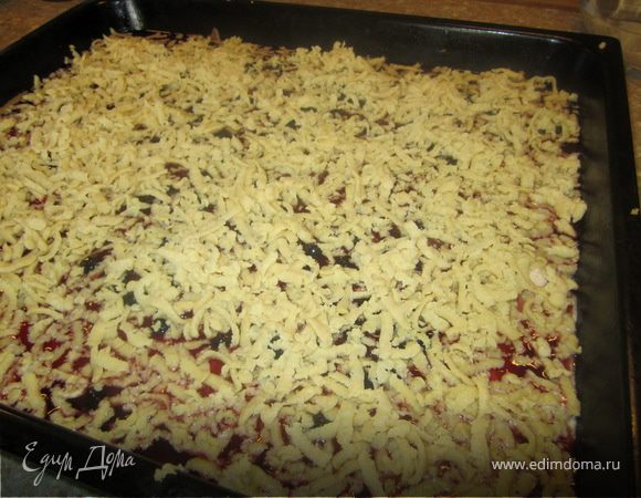 Сверху натереть оставшееся тесто.