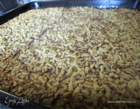 Поставить в духовку на 15-20 минут, до золотистого цвета.
Пирог резать только охлажденным! теплым он будет расползатся.