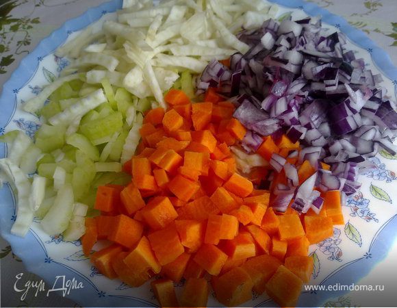 Все овощи (кроме картофеля) мелко режем. Морковь - кубиками.