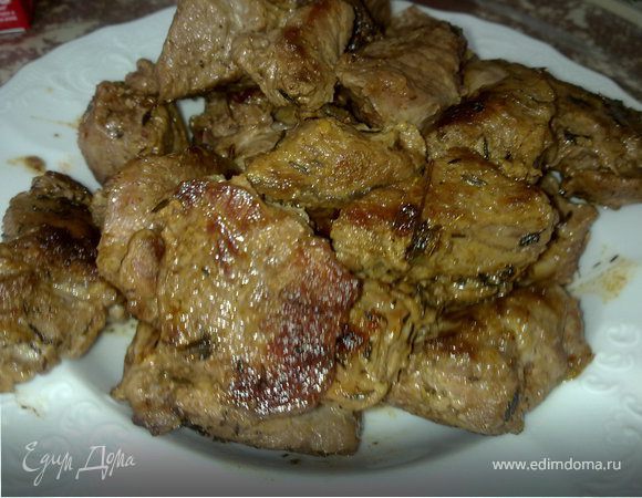 В разогретое оливковое масло кидаем тимьян. 
Кладем мясо, порезанное достаточно крупными кусками, и обжариваем до румяной корочки. Вынимаем мясо и откладываем в тарелку.
