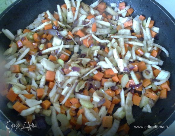 В этой же кастрюле (или форме для тушения с толстым дном) жарим мелко рубленный лук и чеснок до румяности, потом кидаем сельдерей, затем фенхель и морковь. Обжариваем все на сильном огне помешивая минут пять. 