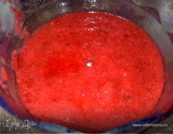 Клубнику разморозить и размолоть в блендере