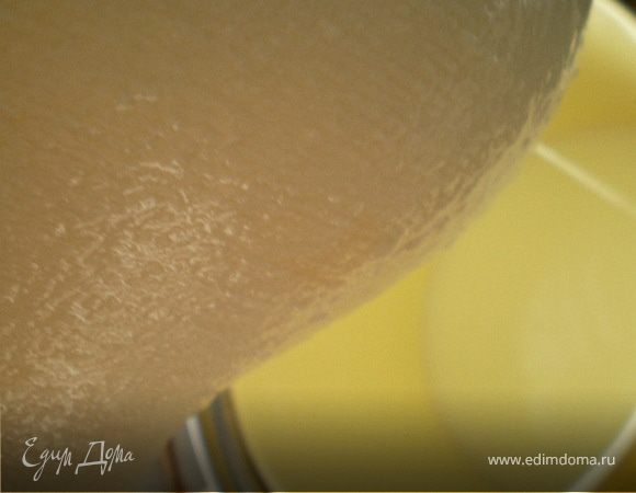 Аккуратно завязать узелочек и повесить на крючок(или за чего не будь)что-бы стекла вся жидкость в течение 1 сутки и  поставить под мешочек емкость.