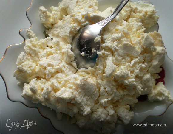 Через сутки ,как вся жидкость стечет,освободить из мешочка сюзьму и переложить в контейнер. Убрать в холодильник ,каждый раз брать нужное количество сюзьмы и плотно закрыть крышечку .Можно есть просто так,или