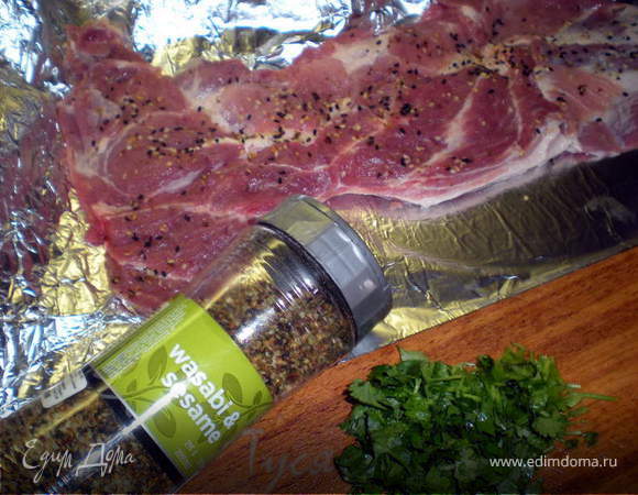 Мясо разрезать в плоский пласт и отбить,прикрыв пищевой плёнкой.
Присыпать приправой,нарезанной кинзой.