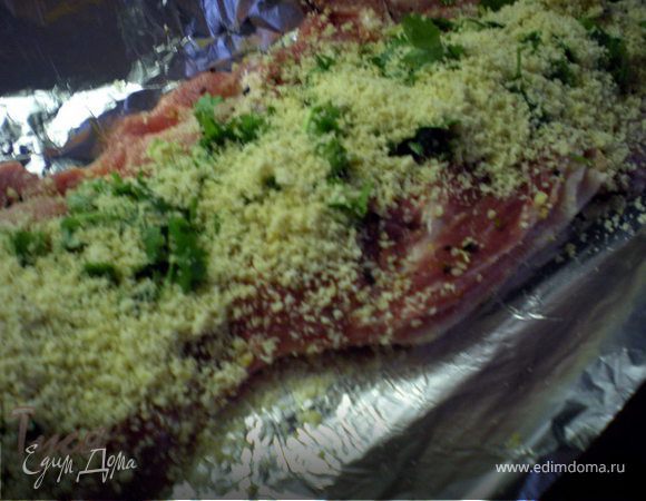 Затем посыпать молотыми орехами...