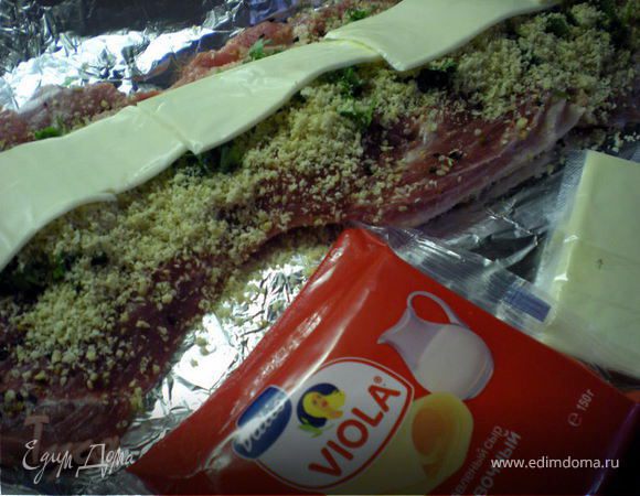 И выложить пластинки сыра.