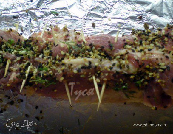 Всё это дело скрутить в рулет,можно связать ниткой или сколоть зубочистками.
Завернуть в фольгу.