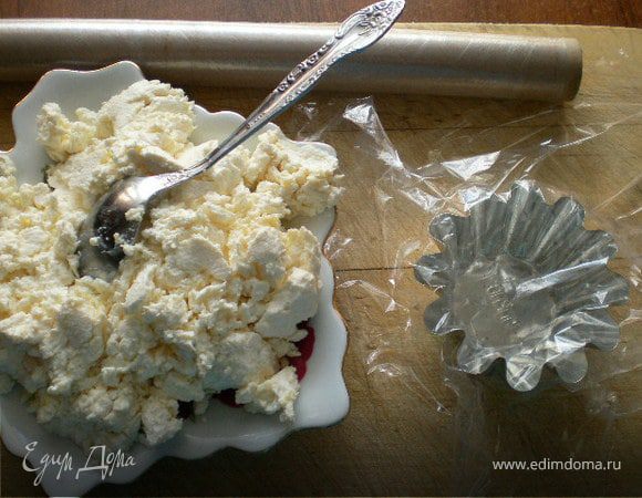 Так же можно украсить;

Пиш.пленку распределить по форме и 
выложить сюзьму, утрамбовывая 