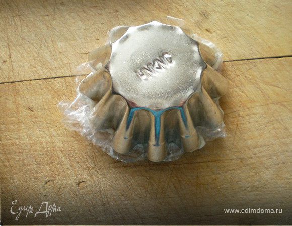 Завернуть пиш.пленку и перевернуть.

Убрать в холодильник на 15 мин.