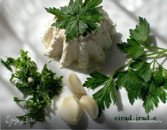 Далее, форму и пленку аккуратно
снять  выложить на тарелку и украсить по желанию.