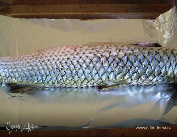 Рыба. Очистить от шелухи, выпотрошить, вымыть. Голову и хвост можно оставить. У меня банально не влезала в противень, пришлось убрать. Посолить поперчить