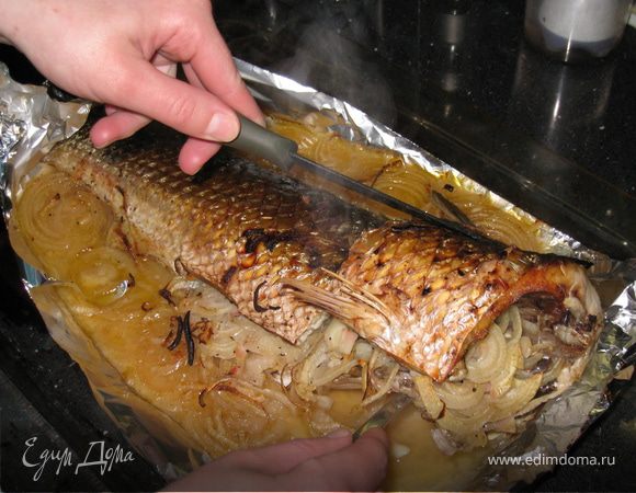 Готовую рыбу разделать на куски, полить в тарелке соусом и подавать. Очень вкусно!