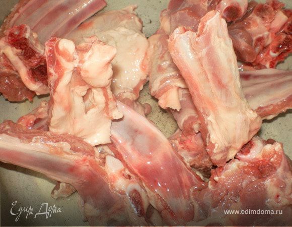 Мясо промыть,положить в кастрюлю(лучше в казан),плотно закрыть крышку и тушить на слабом огне.