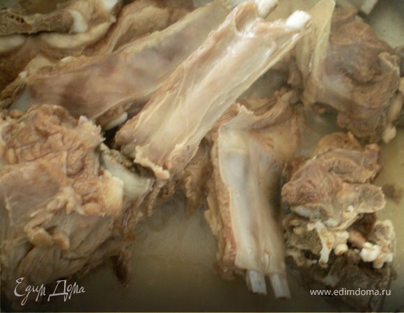 Мясо будет тушится собственном соку до готовности,под закрытой крышкой.