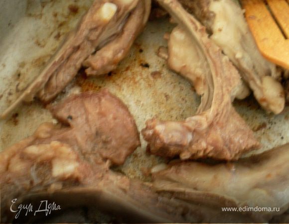 Тушить до тех пор пока не выкипит вся жидкость,а после томить в собственном вытопившемся жиру.