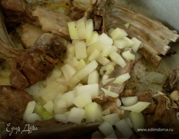 Добавить мелко нарезанный лук,соль,топ/масло.