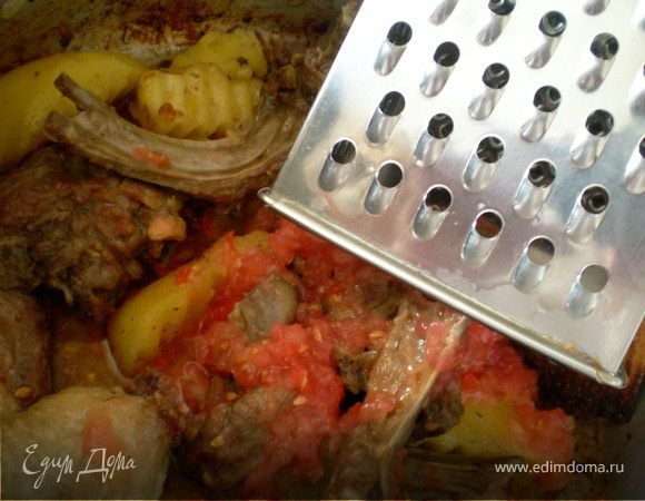 Добавить помидор, протертый через терку.Перемешать и довести до готовности под плотно закрытой крышкой.Помидор добавить после того как убедитесь что картошка полностью сварилась.Иначе от помидор картошка задубеет .