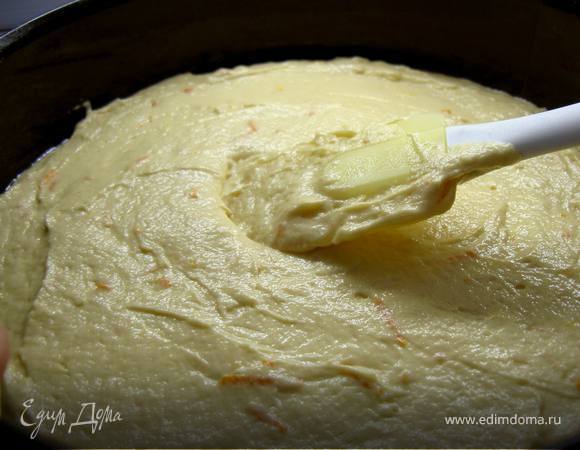 Добавим треть муки и сметану - перемешаем. Всыпем еще треть, затем апельсиновый сок - перемешаем. добавим остатки муки и окончательно перемешаем. Вольем тесто в смазанную маслом форму (у меня диаметром 24 см, можно квадратную со стороной 20 см). Выпекаем в  духовке разогретой до 200С 30-40 минут (до чистой зубочистки).