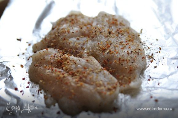 Берем филе судака (желательно свежее), режем на порционные кусочки, выкладываем на пищевую фольгу и посыпаем приправой для рыбы.