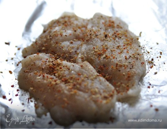 Берем филе судака (желательно свежее), режем на порционные кусочки, выкладываем на пищевую фольгу и посыпаем приправой для рыбы.