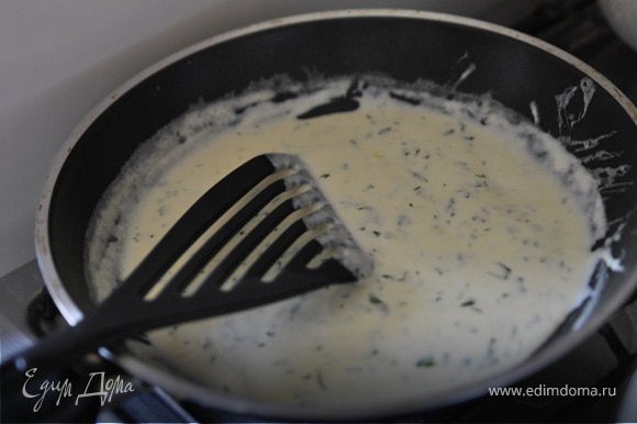 Готовим соус: на разогретую сковороду без масла наливаем 3-4 ст. л. воды и выкладываем плавленный сыр VIOLA. После того, как сыр расплавится, добавляем сливки и мелко рубленную зелень. Подогреваем не доводя до кипения и снимаем с огня.