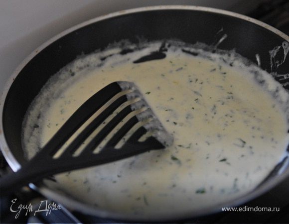 Готовим соус: на разогретую сковороду без масла наливаем 3-4 ст. л. воды и выкладываем плавленный сыр VIOLA. После того, как сыр расплавится, добавляем сливки и мелко рубленную зелень. Подогреваем не доводя до кипения и  снимаем с огня.