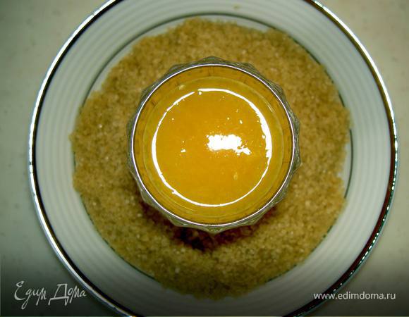 Когда пирог испечется, выложим его на тарелку и приготовим глазурь, смешав сахар с апельсиновым соком.