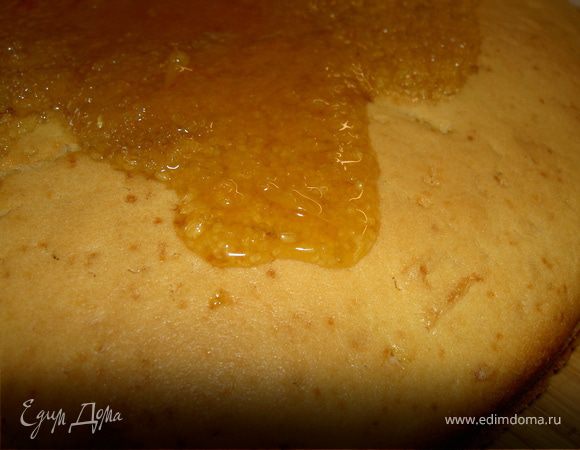 Зачерпывая ложкой, польем глазурью поверхность пирога.